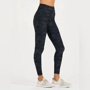 Vuori Clean Elevation leggings in Camo